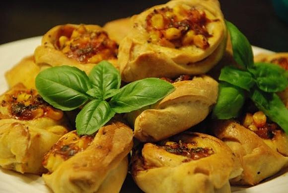 Nadziewane łódeczki z ciasta drożdżowego z salami i kukurydzą
