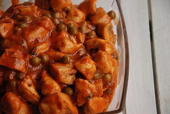 Gulasz drobiowy z pieczarkami i groszkiem