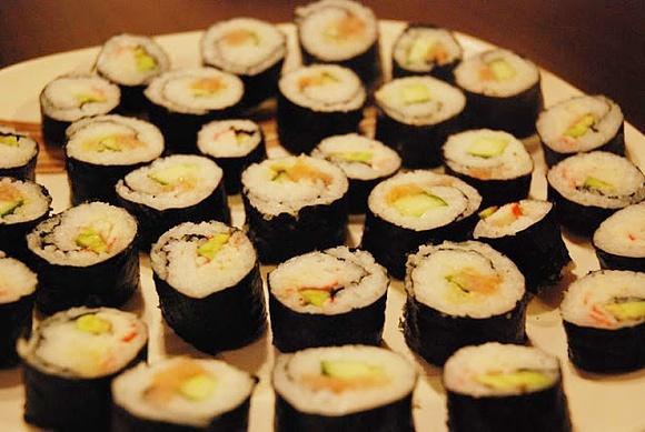 Sushi z łososiem, awokado i ogórkiem