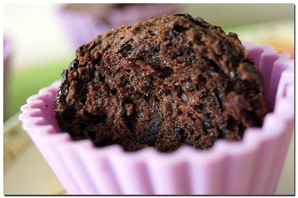 Babeczki z czekoladą i słodkimi dodatkami, lekkie piaskowe muffiny