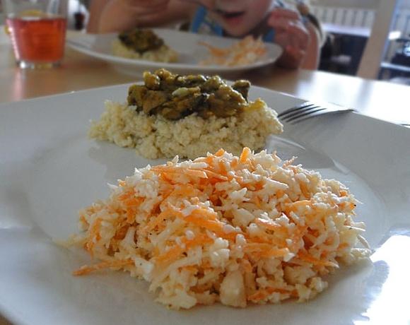 Lekki obiad z kaszą jaglaną, sosem pieczarkowo-soczewicowym i surówką