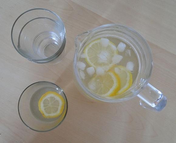 Lemoniada cytrynowa bez cukru na ciepłe dni