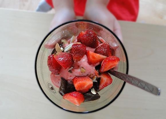 Lody truskawkowe z czekoladowym sosem - zdrowy deser bez mleka