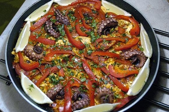 Paella z kurczakiem i ośmiornicą