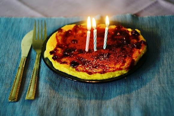 Urodzinowy omlet biszkoptowy z dżemem czarnej porzeczki