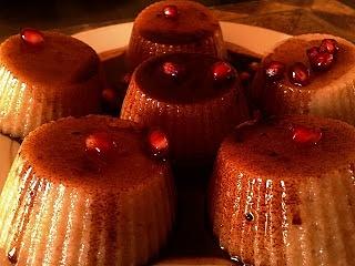 Śliwkowo-ananasowe puddingi z kaszy manny orkiszowej z sosem czekoladowym i granatem