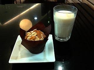 Bananowy muffin z mlekiem sojowym na ii śniadanie
