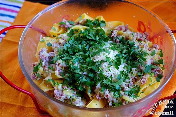 Fettuccine z kiełbasą i porami