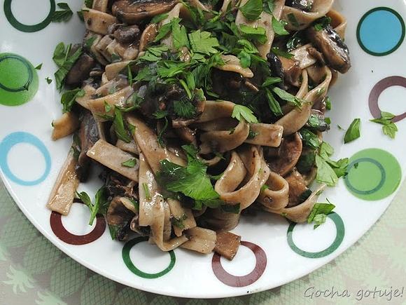 Pełnoziarniste tagliatelle z sosem pieczarkowym i natką pietruszki