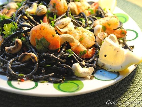 Czarne spaghetti z krewetkami i natką pietruszki