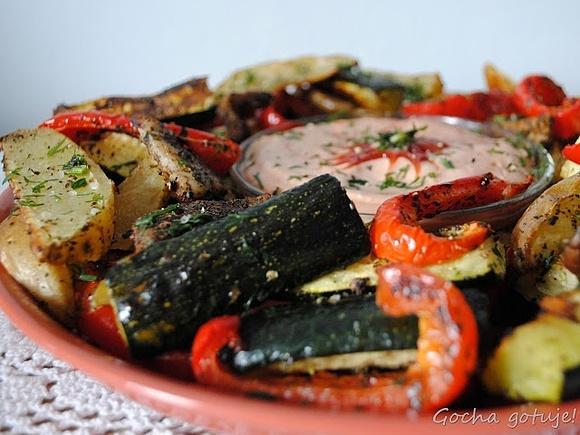 Pieczone warzywa z koperkiem i różowym sosem