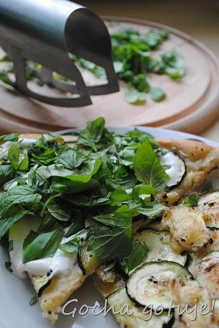 Pizza z cukinią, serem camembert i świeżymi ziołami