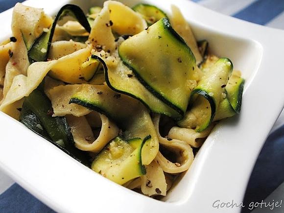 Tagliatelle z cukinii i kolorowym pieprzem