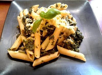 Penne ze szpinakiem i pesto z bazylii