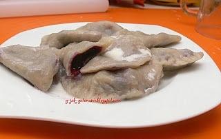Delikatne pierogi z jagodami