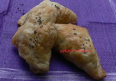 Pierożki z ciasta francuskiego z pieczarkami