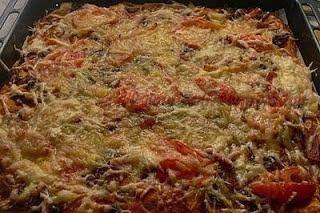 Domowa pizza z serem i wędliną
