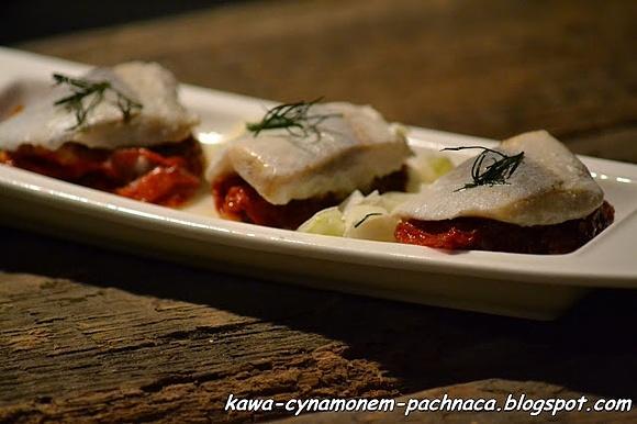 Śledzik w śmietanie z suszonym pomidorem