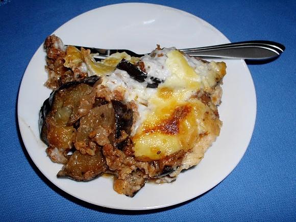 Moussaka - grecka zapiekanka z bakłażana, sera i mięsa mielonego