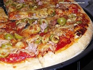 Pizza z tuńczykiem i oliwkami na razowym cieście