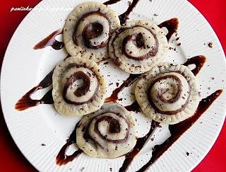 Czekoladowe pierogi z zakręconym wzorem