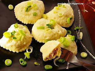 Drożdżowe pierogi z mięsem