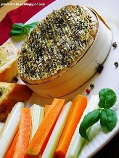 Pieczony camembert z ziołową bagietką