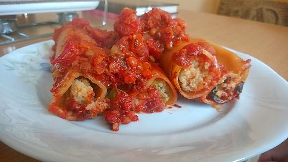 Canneloni nadziewane kaszą jaglaną w sosie pomidorowym z soczewicą