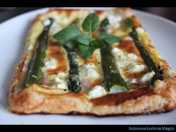 Mini tarta z zielonymi szparagami i szynką
