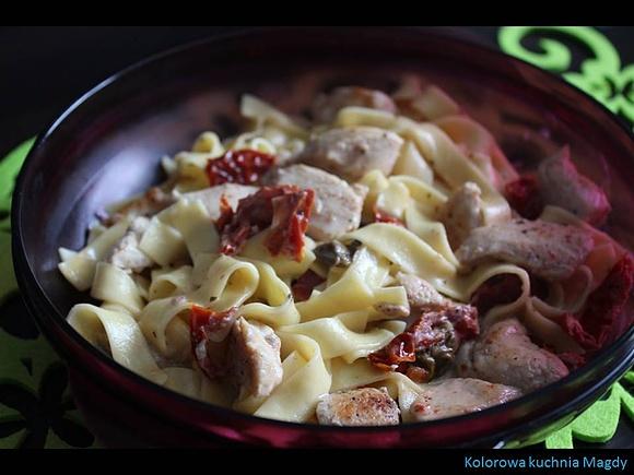 Tagliatelle z kurczakiem, suszonymi pomidorami i kaparami