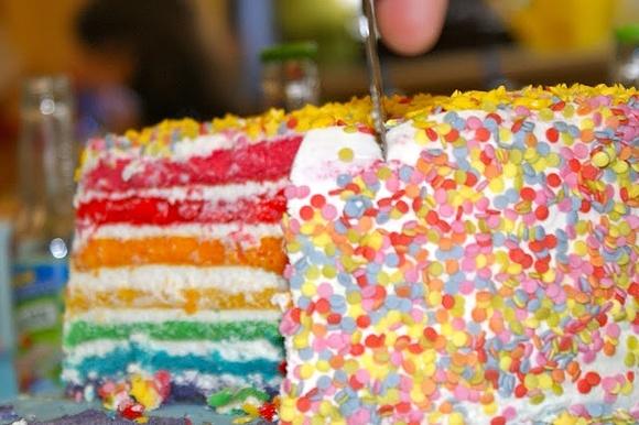 Tort tęczowy z kremem mascarpone i cytryną