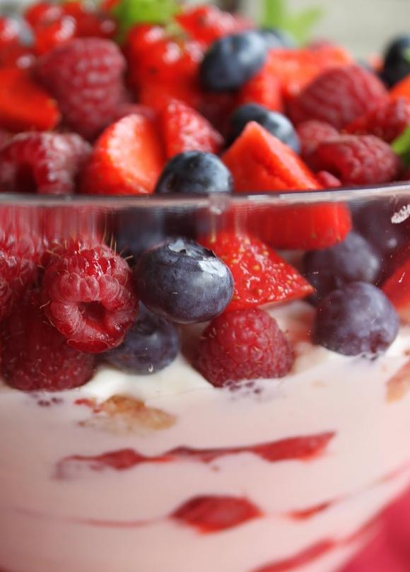 Letnie tiramisu z owocami i likierem Amaretto