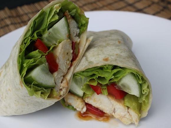 Wrap o orientalnym smaku z kurczakiem i papryką