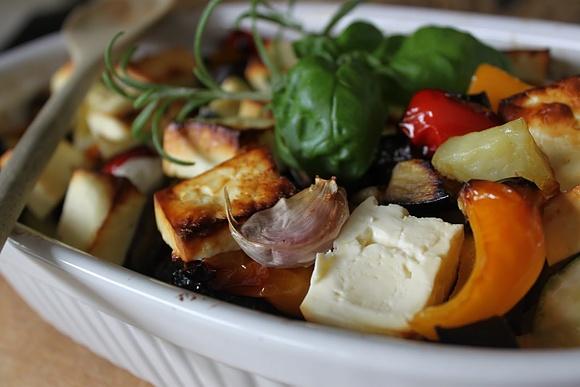 Kolorowa zapiekanka z serem feta