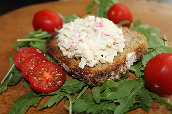 Pasta kanapkowa z surimi, rukolą i pomidorem