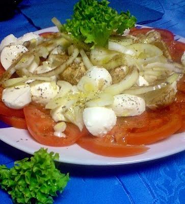Caprese z sałatą i pomidorami