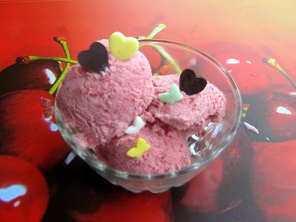 Domowe lody malinowe