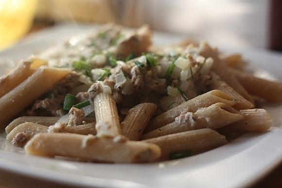 Pełnoziarniste penne z tuńczykiem i cebulką w sosie śmietanowym