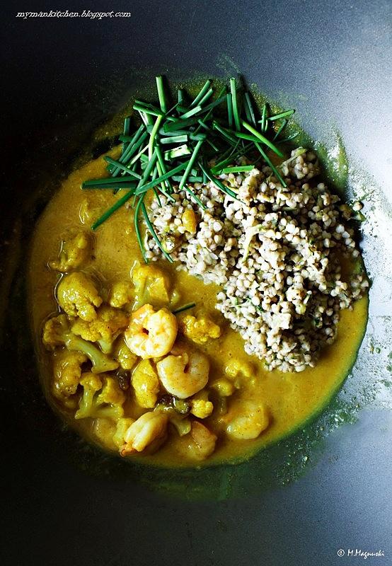 Żółte curry z krewetkami i kalafiorem