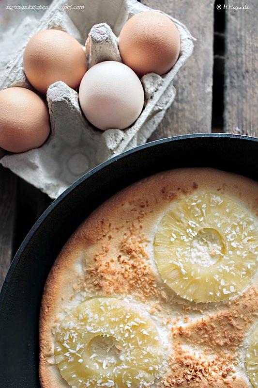 Puszysty omlet biszkoptowy z ananasem i kokosem