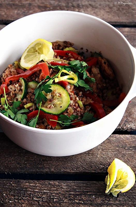 Stir-fry z kaszą gryczaną kurczakiem i porem