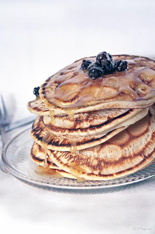 Amerykańskie pancakes z syropem klonowym i cukrem pudrem