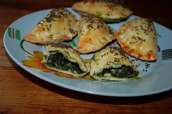 Pieczone pierożki ze szpinakiem i serem