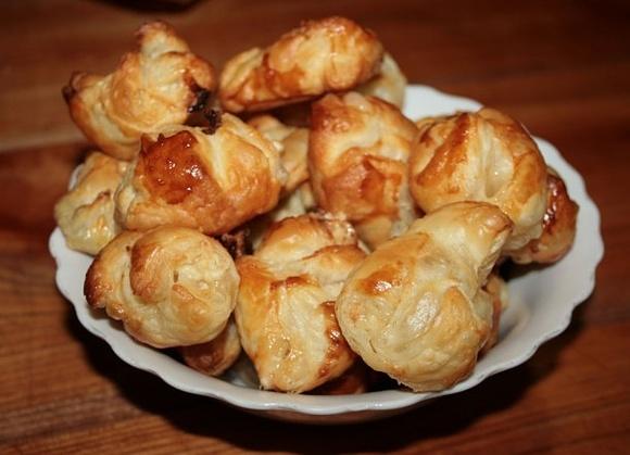 Ciasteczka z ciasta francuskiego z czekoladą