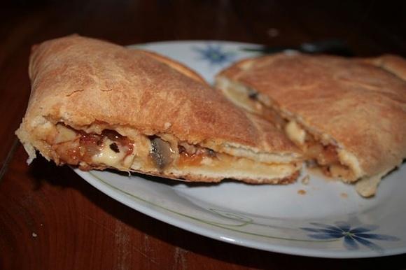 Calzone włoskie nadziewane, pieczywo z ciasta drożdżowego