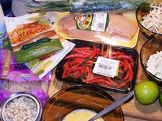 Tajska kuchnia: pad thai, tradycyjna potrawa z makaronem ryżowym