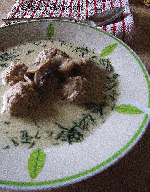 Zupa serowo-pieczarkowa z pulpecikami