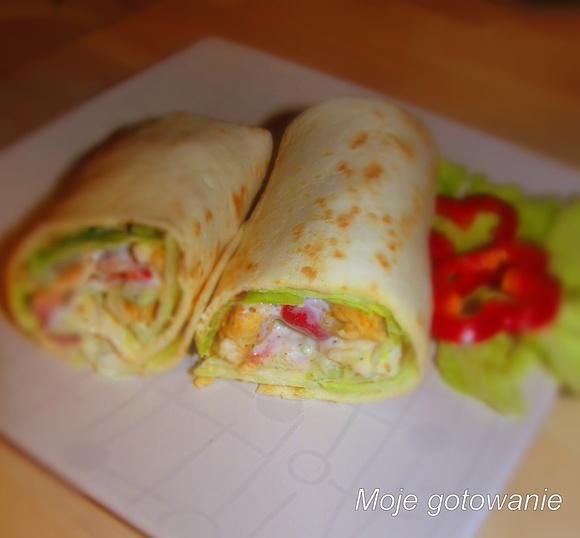 Tortilla z kurczakiem i sosem tzatziki
