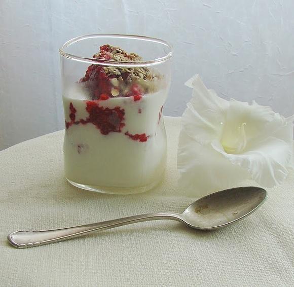 Szkocki cranachan z mrożonymi malinami