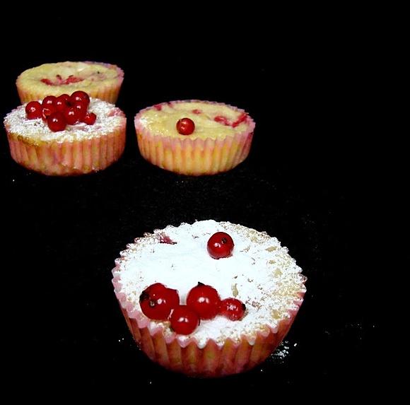 Muffinki z czerwonymi porzeczkami